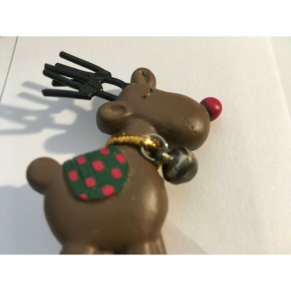 Vintage Resin Reindeer Brooch Brown Christmas Xmas Pin Pendant W/Jingle Bell - Picture 3 of 3